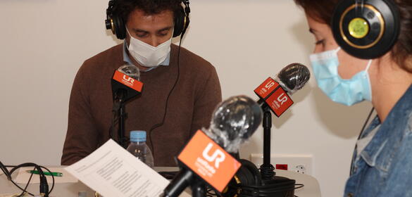 Colaboradores hablan ante el micrófono de uniRadio Jaén