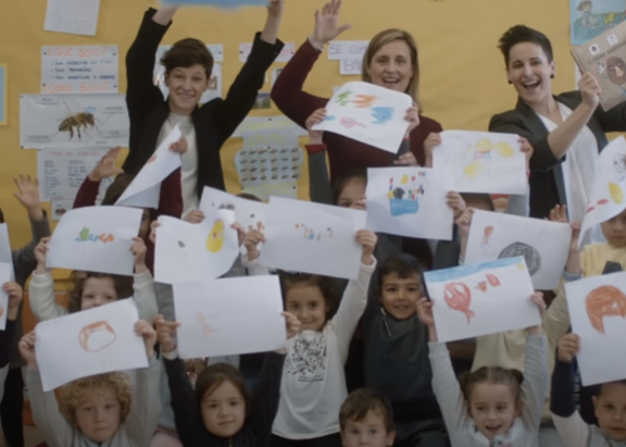 Niños y niñas del CEIP Maestra Caridad Ruiz en Sanlúcar, Cádiz, utilizan los cuentos con pictogramas