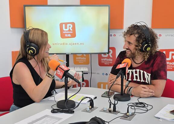 UniRadio Jaén, la emisora de la Universidad de Jaén, inicia oficialmente su decimoquinta temporada mañana, miércoles, 1 de octubre, con una parrilla completa y variada. En la imagen, Julio Ángel Olivares, director de UniRadio Jaén y Anabel Gámez, subdirectora