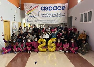 voluntarios, trabajadores, familiares y socios de ASPACE posan para la fotografía de familia