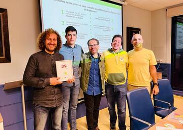 El equipo de UniRadio Jaén recibe el certificado que acredita a UniRadio Jaén como espacio libre de rumores.